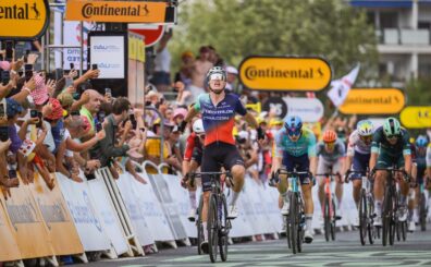 La quinta etapa del Tour de Francia 2026 concluyó con un vibrante sprint masivo en las calles de Pau, donde el neerlandés Olav Kooij (Visma-Lease a Bike) consiguió la primera victoria de su carrera en la ronda francesa.