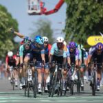 El ciclista belga Tim Merlier, del equipo Soudal Quick-Step, venció hoy en la octava etapa y celebró aquí su segunda victoria consecutiva en el Tour de Francia.