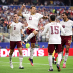 Arlington, Texas - 14 de julio: Mikel Oyarzabal #21 de España celebra con sus compañeros tras convertir un penalti y marcar el primer gol de su equipo durante la semifinal de la Copa Mundial de la FIFA 2026 entre Francia y España en el Estadio Dallas el 14 de julio de 2026 en Arlington, Texas. (Foto de Héctor Vivas - FIFA/FIFA vía Getty Images)
