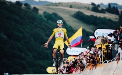 Tadej Pogačar (UAE Team Emirates XRG) se llevó una espectacular victoria tras lanzar el ataque definitivo en la Curva del Búho, situada a 1.6 kilómetros de la cima del durísimo y novedoso Col du Haag.