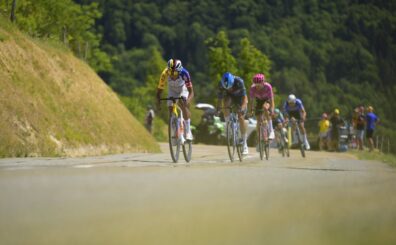 Egan Bernal descuenta tiempo y asciende en la clasificación general del Tour de Francia