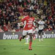 El veterano goleador Hugo Rodallega marcó el 1-0 al minuto 30 con un potente remate de zurda desde fuera del área.
Independiente Santa Fe @SantaFe