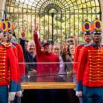 La espada del Libertador Simón Bolívar fue retirada este viernes de la Casa de Nariño para ser llevada a la Casa Museo Quinta de Bolívar, donde volverá a ser exhibida.