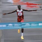El atleta keniano, Erick Sang se impuso con el mejor tiempo en la historia de la carrera.