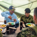 Petro Almuerza con Militarers