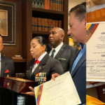 A pocas horas de la ceremonia oficial de posesión, Abelardo de la Espriella recibió la banda presidencial en un acto en el que participaron integrantes retirados de las Fuerzas Militares y de la Policía Nacional,