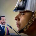 Una oficial no pudo contener las lágrimas durante el discurso de Abelardo de la Espriella.