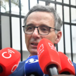 El ministro de Hacienda, Miguel Gómez, anunció que el Gobierno aplazará por un mes el pago del impuesto de renta para las personas naturales que estén en las zonas afectadas por el terremoto.