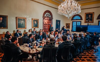 El presidente Abelardo de la Espriella firmó el decreto de emergencia económica para enfrentar las consecuencias del terremoto ocurrido el 10 de agosto del año en curso, garantizar los recursos necesarios para atender a las comunidades afectadas y avanzar en la reconstrucción de las regiones golpeadas. Foto Presidencia