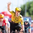 El joven británico, de solamente 21 años, ha conseguido su cuarta victoria de etapa en 16 días de competición con un poderoso sprint tras 181,1 kilómetros por territorio onubense entre Cortegana y La Rábida, en Palos de la Frontera,
