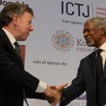Presidente Santos y Kofi Annan se saludan en el foro ‘Comisiones de la Verdad y Proceso de Paz