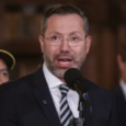 El ministro de Vivienda, Jaime Andrés Beltrán recibió el respaldo de la mayoría de las bancadas para que continúe en su cargo.