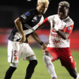 Vasco da Gama derrotó 2-0 a Santa Fe en Río de Janeiro y eliminó al equipo colombiano en los cuartos de final de la Copa Sudamericana.