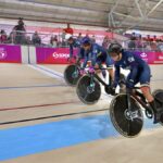 Colombia tuvo un estreno sobresaliente en el Invencible Velódromo de Rafaela, con tres medallas de oro y una de plata. La primera celebración llegó en la persecución por equipos femenina, donde Luciana Osorio, Elizabeth Castaño, Marcela Hernández y Camila Valbuena conquistaron el título con un tiempo de 4:23.037.