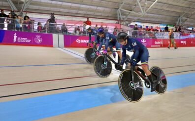 Colombia tuvo un estreno sobresaliente en el Invencible Velódromo de Rafaela, con tres medallas de oro y una de plata. La primera celebración llegó en la persecución por equipos femenina, donde Luciana Osorio, Elizabeth Castaño, Marcela Hernández y Camila Valbuena conquistaron el título con un tiempo de 4:23.037.