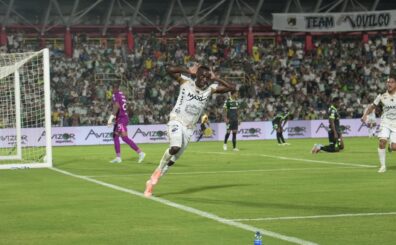Yorleys Mena festeja con euforia tras abrir el marcador al minuto 15, un tanto que desató la locura en el estadio Bello Horizonte y cimentó el camino del triunfo ante Atlético Nacional.@ClubLlanerosFC