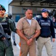 Geovany Andrés Rojas, alias ‘Araña’, cabecilla de los Comandos de la Frontera y requerido por la justicia de Estados Unidos siendo trasladado por miembros de la Interpol y el Goes, tras su captura.
