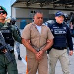 Geovany Andrés Rojas, alias ‘Araña’, cabecilla de los Comandos de la Frontera y requerido por la justicia de Estados Unidos siendo trasladado por miembros de la Interpol y el Goes, tras su captura.