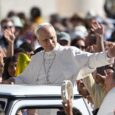 Ante un Stade de France repleto con 80 mil jóvenes, el papa León XIV se refirió hoy a la incertidumbre económica e internacional,