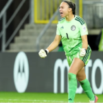 La arquera colombiana Luisa Agudelo se convirtió en la heroína de los penales y tras atajar dos cobros de Italia, aseguró el bronce para su selección.(Foto de Mateusz Slodkowski - FIFA/FIFA vía Getty Images)