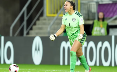 La arquera colombiana Luisa Agudelo se convirtió en la heroína de los penales y tras atajar dos cobros de Italia, aseguró el bronce para su selección.(Foto de Mateusz Slodkowski - FIFA/FIFA vía Getty Images)