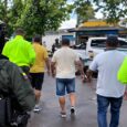 Integrantes de la Fuerza Pública custodian a varios de los capturados durante la reciente ofensiva nacional contra redes narcoterroristas en el país. Foto: Policía Nacional