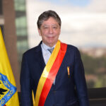 "A Colombia le iría significativamente mejor si no nos gastáramos tanto tiempo en la polarización entre nosotros", concluyó el Presidente de la ANDI,Bruce Mac Master quien se pronunció públicamente tras su renuncia a la presidencia de la Andi, enfatizando la defensa de las instituciones, la separación de poderes y el respeto mutuo.