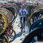 Nairo Quintana vivió este sábado 3 de octubre una jornada cargada de emociones al poner punto final a su carrera como ciclista profesional en el Giro de Emilia, la clásica italiana que conquistó en 2012, durante su primera temporada con el Movistar Team. Catorce años después de aquella victoria, el boyacense regresó a territorio italiano para afrontar sus últimas pedaladas como profesional, a los 36 años.