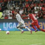 El América de Cali consolidó su liderato absoluto en la Liga BetPlay Dimayor II-2026 tras derrotar de forma agónica por 2-1 a Llaneros FC. El partido, correspondiente a la fecha 13, se disputó este domingo en el estadio Bello Horizonte - Rey Pelé de Villavicencio.@ClubLlanerosFC