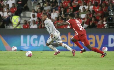 El América de Cali consolidó su liderato absoluto en la Liga BetPlay Dimayor II-2026 tras derrotar de forma agónica por 2-1 a Llaneros FC. El partido, correspondiente a la fecha 13, se disputó este domingo en el estadio Bello Horizonte - Rey Pelé de Villavicencio.@ClubLlanerosFC