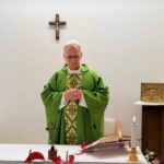 El Papa en el momento de la consagración el 16 de octubre de 2026, durante la Misa que presidió por primera vez en los cuatro días que lleva ingresado en el Hospital Gemelli. Crédito: Vatican Media.