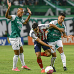 El Junior de Barranquilla no solo quedó al borde, sino que está oficialmente eliminado tras empatar 0-0 en su visita al Deportivo Cali este domingo 18 de octubre de 2026.