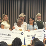 El presidente Abelardo de la Espriella acompañó la entrega de bonos para vivienda y mejoramiento de infraestructura a más de 150 familias damnificadas por el terremoto del pasado 10 de agosto, en Cali y el Valle del Cauca.