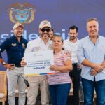 Durante su visita de este jueves a la ciudad de Pereira, el Presidente de la República entregó las llaves de sus nuevas viviendas a familias damnificadas por el terremoto del pasado 10 de agosto. Foto: Isaac Bechara - Presidencia