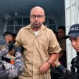 Willinton Henao Gutiérrez (alias ‘Mocho Olmedo’), junto a alias ‘Cholo Banano’ y alias ‘Chocó’, figuran entre los siete extraditados requeridos por las autoridades estadounidenses por nexos con estructuras criminales y narcotráfico. Foto: Captura de video del operativo