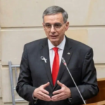 _Luego de varios inconvenientes a su paso por el Congreso de la República y que a última hora se descubrió un error de trámite, el Gobierno decretó el presupuesto para 2027 en $634,952 billones.