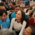 La dirigente opositora María Corina Machado confirmó su retorno a territorio venezolano mediante un mensaje público, cerrando semanas de gestiones diplomáticas internacionales luego de múltiples bloqueos en sus rutas de viaje. Fotos @ConVzlaComando