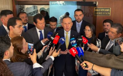El Partido Conservador acompañó en respaldo la denuncia de Jaime Lombana contra Gustavo Petro por la presunta comisión del delito de perturbación al certamen democrático.