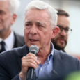 Tras conocerse el contenido del proyecto de Ley de Ajuste Fiscal que busca sacar adelante el Gobierno del presidente Abelardo De La Espriella, el expresidente Álvaro Uribe Vélez lanzó un mensaje de urgencia a su partido, el Centro Democrático, para que estudie la proposición con cautela.