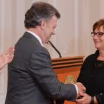 Saludo-del-Presidente-Santos-a-Deborah-Jacobs-directora-de-la-iniciativa-‘Bibliotecas-Globales’-de-la-Fundación-Bill-Melinda-Gates.