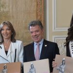 Miss Universo y Miss Colombia fueron portadoras del libro del Concurso Nacional de la Belleza, obsequiado a la familia presidencial