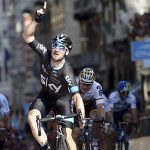 Elia Viviani celebra en meta su triunfo de etapa.