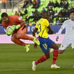 Bolivia's goalkeeper Romel Quinonez catches the ball during  their 2015 Copa America football championship match against Ecuador, in Valparaiso, Chile, on June 15, 2015.  AFP PHOTO / LUIS ACOSTA