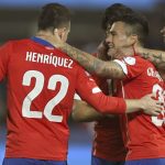 CA196. SANTIAGO DE CHILE (CHILE), 19/06/2015.- El centrocampista chileno Charles Aranguiz (2i) celebra su gol, tercero del equipo, con sus compañeros, durante el partido Chile-Bolivia, del Grupo A de la Copa América de Chile 2015, en el Estadio Nacional Julio Martínez Prádanos de Santiago de Chile, Chile, hoy 19 de junio de 2015. EFE/Mario Ruiz