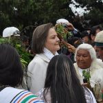 Clarita con los indigenas