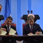 Foto: Juan Pablo Bello - SIG
El Presidente Juan Manuel Santos y el Primer Ministro de la República Francesa suscribieron declaración conjunta sobre la organización de las temporadas culturales cruzadas en el 2017. El instrumento precisa las modalidades de organización y los objetivos de dichas temporadas.