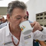 Presidente Santos prueba el primer sorbo de agua potable de nuevo pozo en Manaure, La Guajira