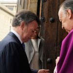 A la entrada de la Catedral Primada de Bogotá, el Presidente de la República fue recibido por Monseñor Juan Miguel Huertas

Foto: César Carrión - SIG
