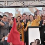 Clara López, del Polo, durante su inscripción.