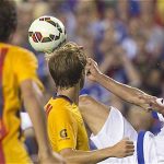 Falcao García intenta una chilena ante la marca de Sergi Roberto